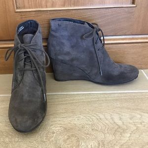 Clarks Suede Taupe Lace Up Wedge Ankle  Booties 7M